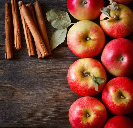 red-apples-and-cinnamon